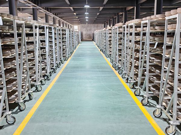 Glazing production line for ceramic dinner sets