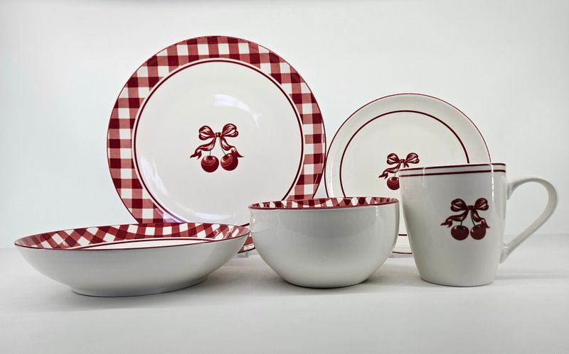 Porcelain tableware with pad printing designs