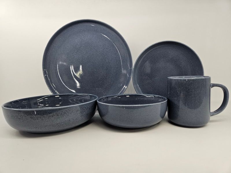 Porcelain reactive glazed tableware